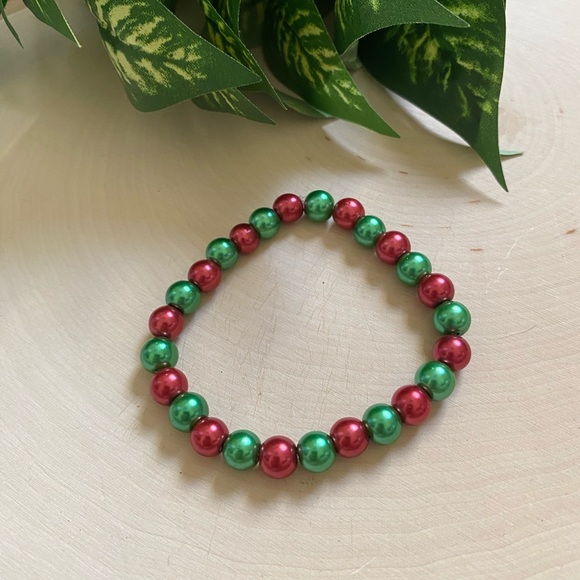 Green & Red Pearl Beaded Christmas Bracelet - Picture 1 of 2